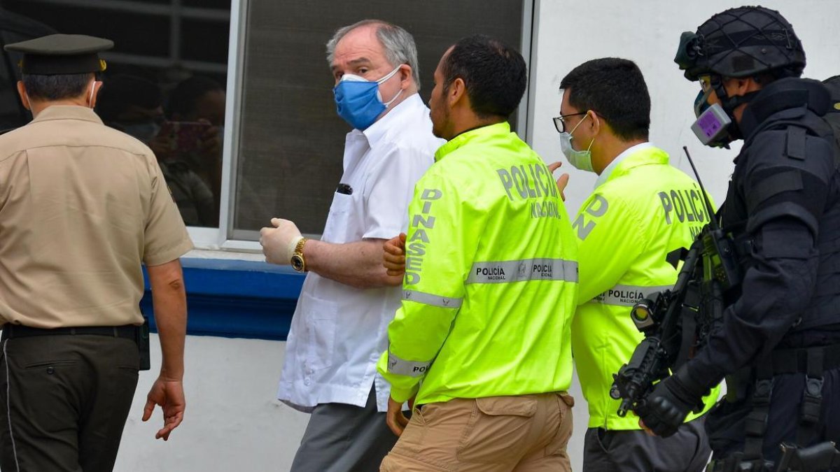 En junio pasado el exmandatario también fue detenido. Se le ordenó arresto domiciliario y se le colocó un grillete electrónico en su pierna.