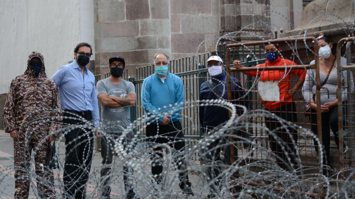 Moradores y dueños de locales del centro piden el retiro de las vallas y concertinas de las calles patrimoniales.