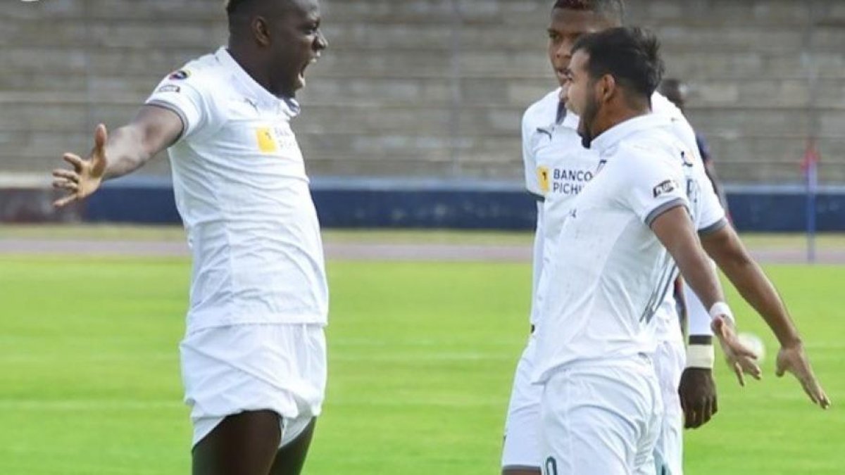 Cristian Martínez Borja (i) festeja tras marcar el primer gol de los albos. Fue el octavo tanto del ariete colombiano en la LigaPro.