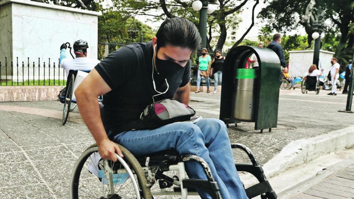 Desnivel. Alberto Morán muestra que la rampa no es funcional.