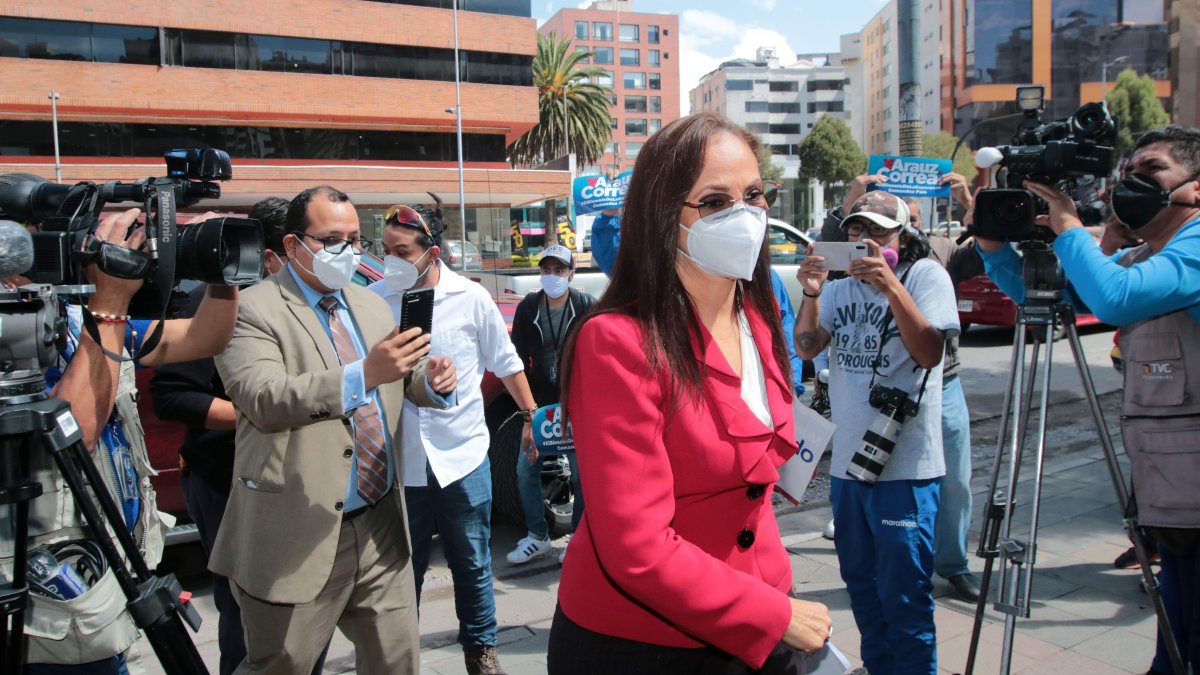 Pierina Correa se declara apoderada de su hermano y dijo estar habilitada a firmar la aceptación de su precandidatura.