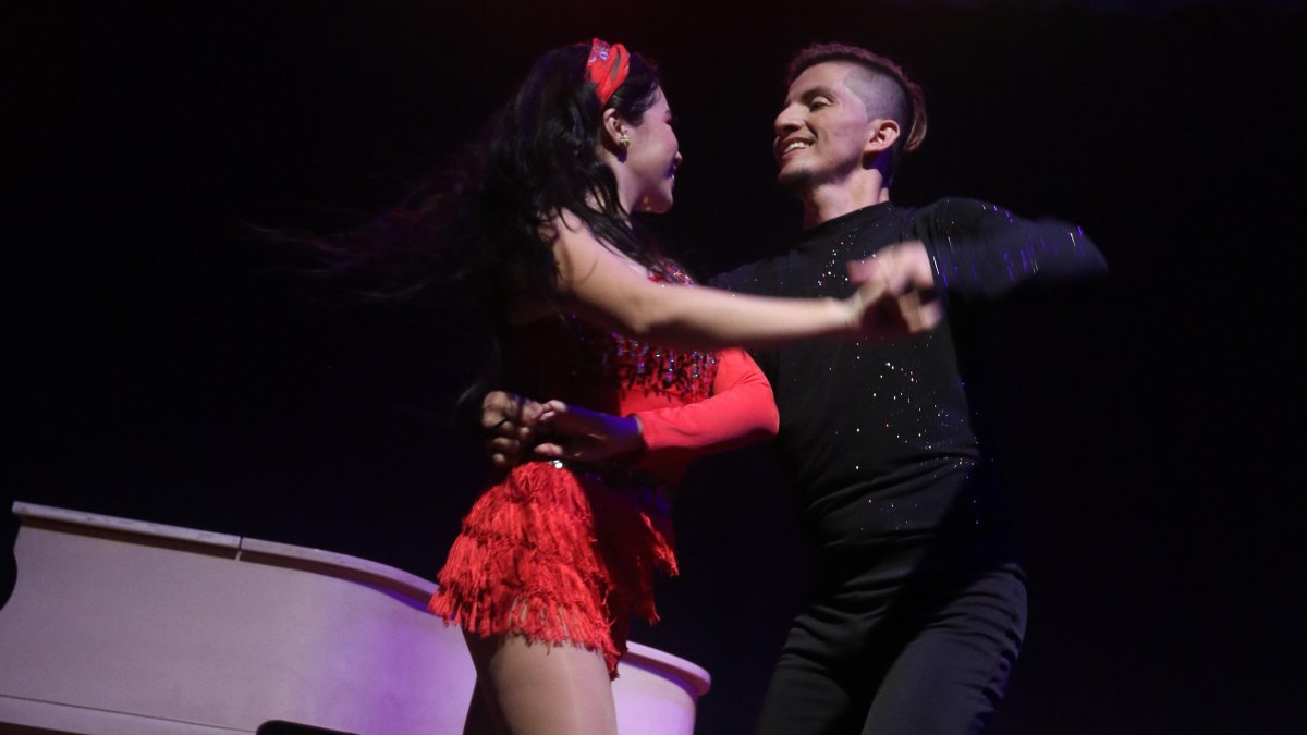 María Fernanda Chaco y Carlos Sánchez, bailarines del Teatro Centro de Arte.