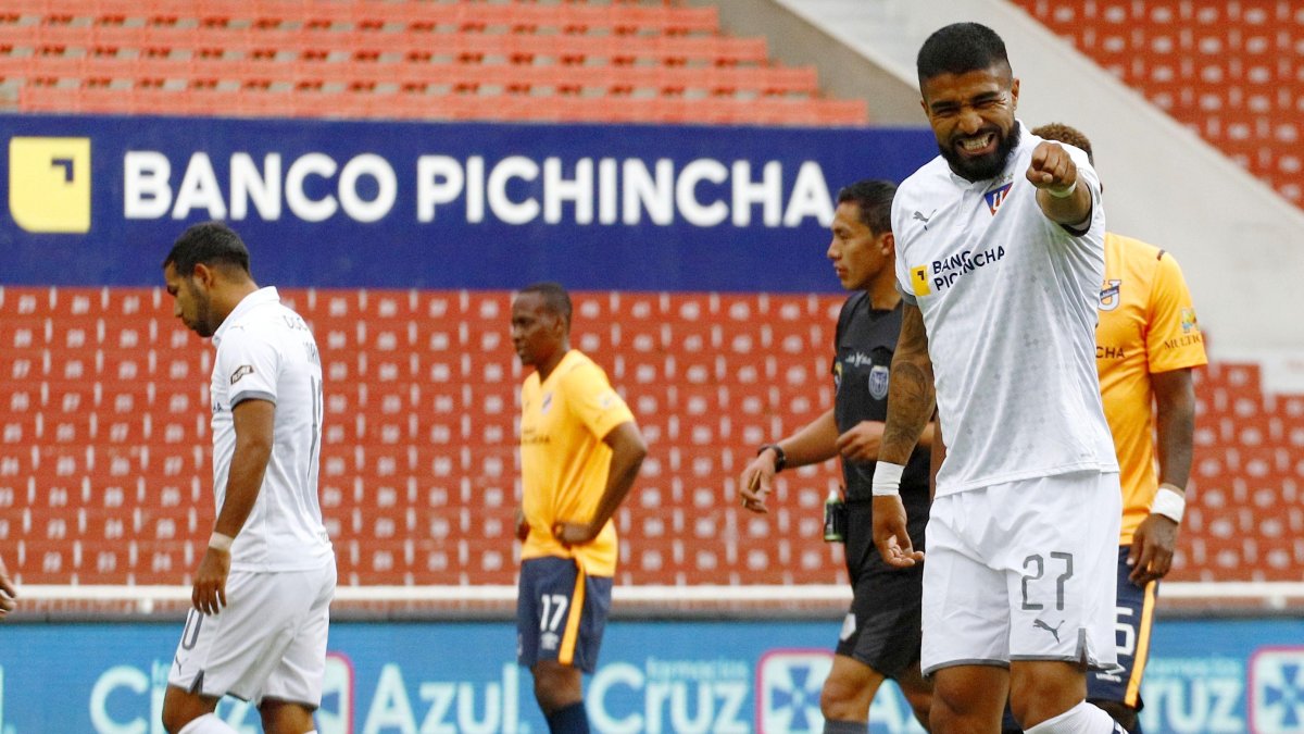 Rodrigo Aguirre festeje el gol de la victoria de Liga de Quito sobre Universidad Católica.