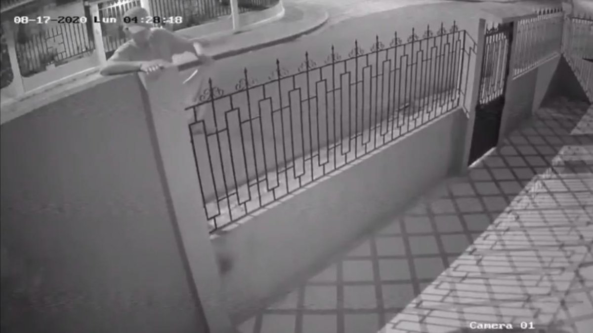 El momento del atraco, ocurrido la madrugada del lunes, quedó captado por una cámara de seguridad del sector.CAPTURA DE VIDEO