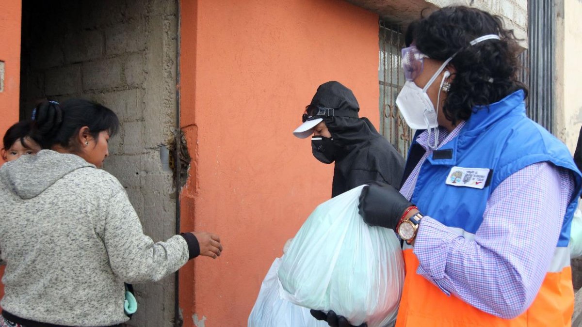 Actor. La exsecretaria de Riesgo, Alexandra Ocles, durante un recorrido entregando los kits de ayuda humanitaria