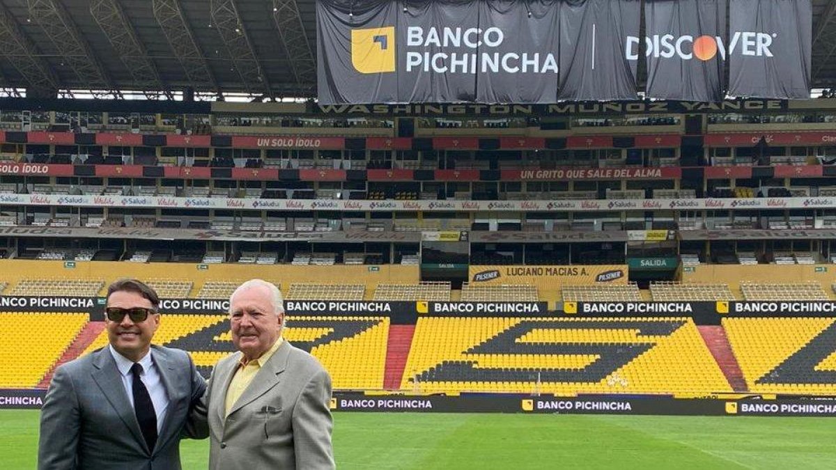 Carlos Alfaro Moreno, presidente de Barcelona, y Carlos Muñoz Insua, delegado del Banco Pichincha.