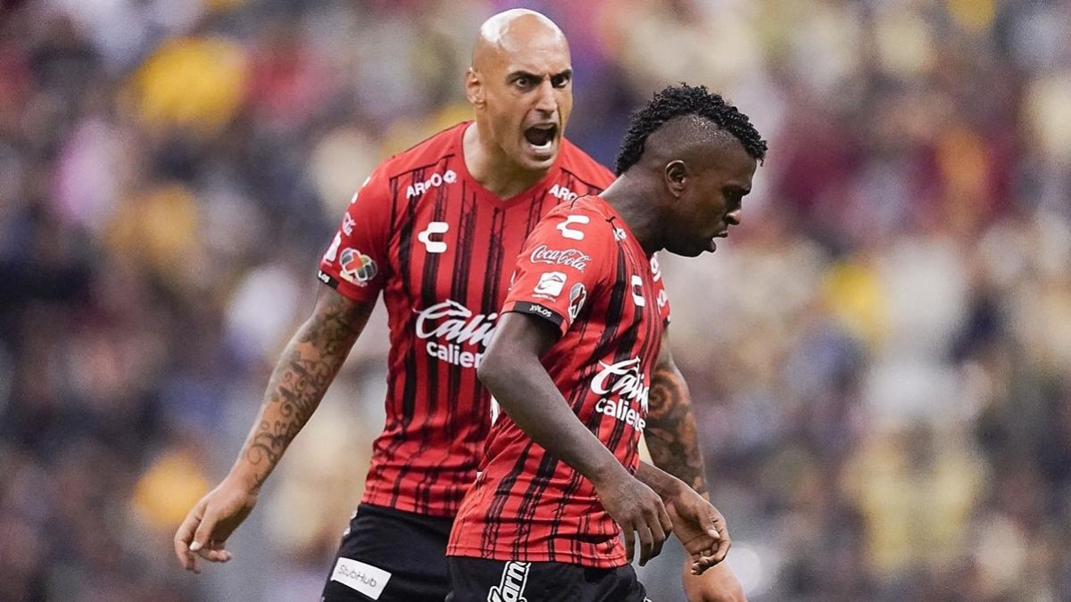 Ariel Nahuelpán (i) y Miler Bolaños son conocidos por ser dos futbolistas conflictivos, como demostraron en Xolos.