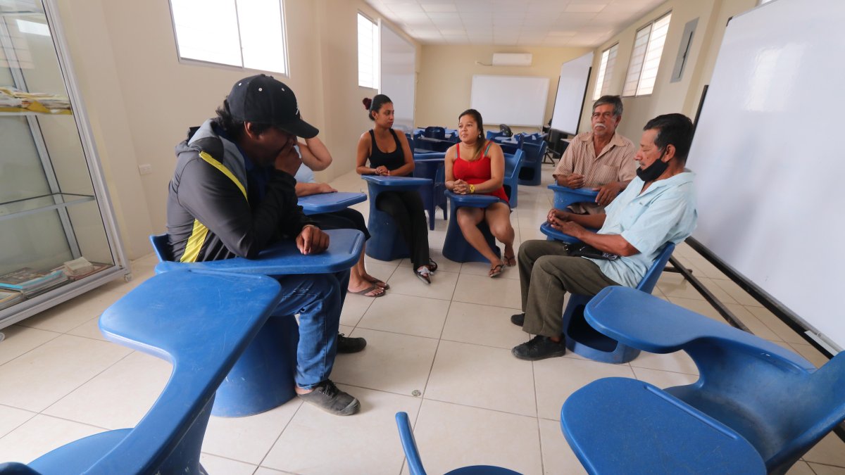 Los padres de familia de la escuela fiscal América, ubicada en la cabecera cantonal de Samborondón, esperan un pronunciamiento sobre el retorno a las aulas.