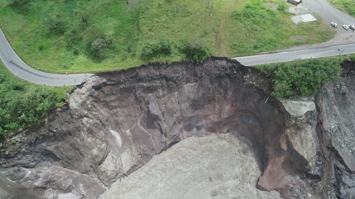 La foto publicada por el Servicio nacional de Gestión de Riesgos muestra el colapso de un tramo de la carretera que conecta a Quito con Lago Agrio.