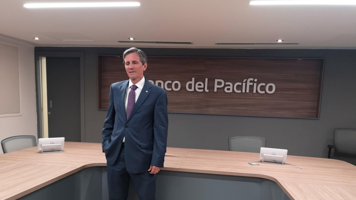 Andrés Baquerizo suma tres décadas de gestión dentro del banco.