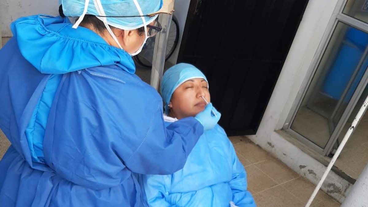 Una persona se realiza un examen para saber si está contagiado con COVID-19.