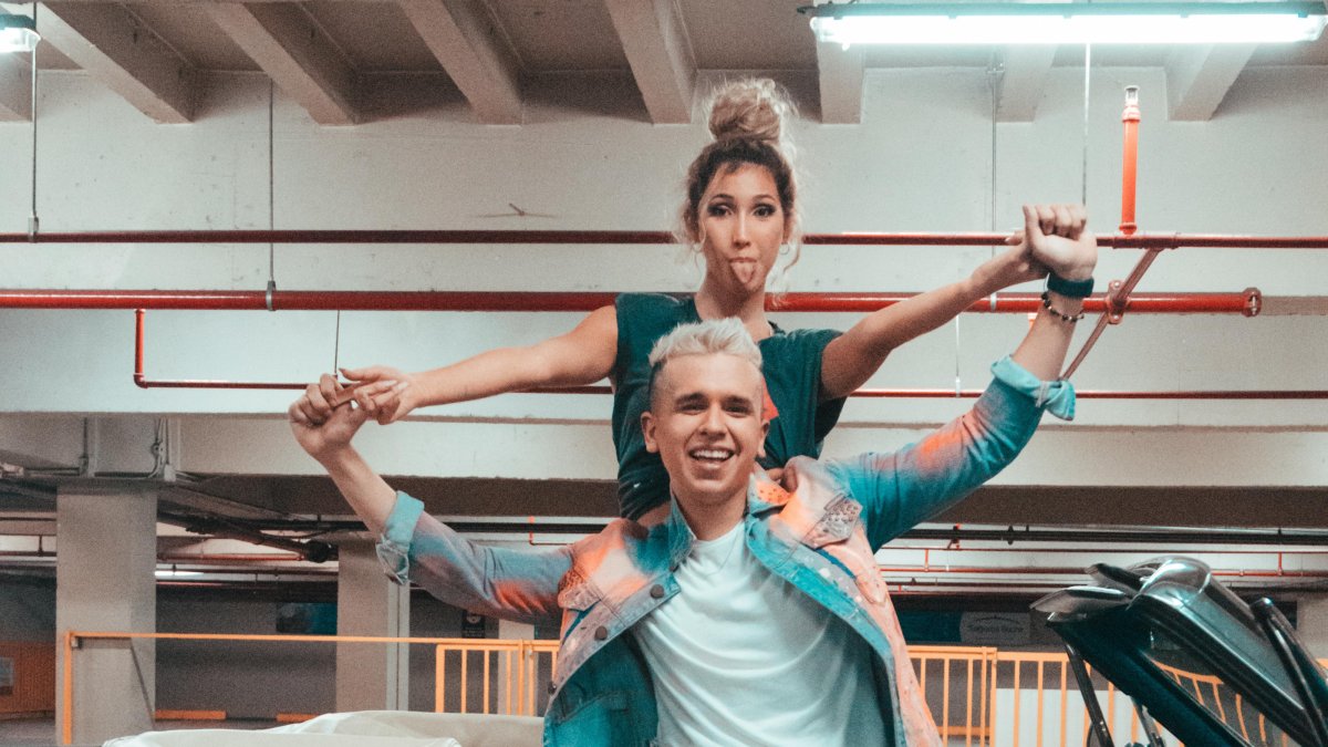 Entre los juveniles artistas existe mucha química.