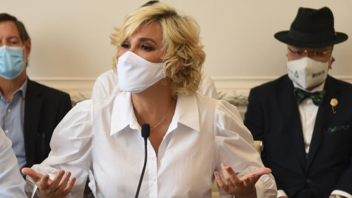 La alcaldesa Cynthia Viteri, en una reciente aparición pública. Atrás, algunos concejales.