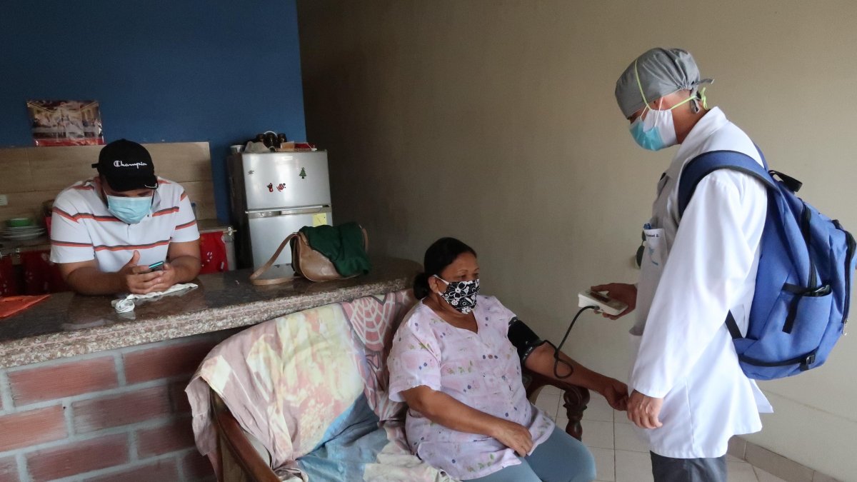 El médico Jonathan Pasquel le toma la presión a una ciudadana en el sector Los Vergeles.