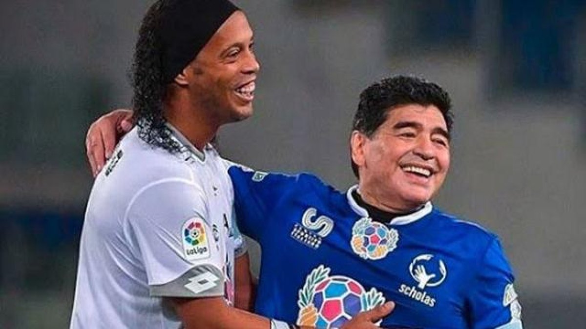 Ronaldinho y Diego Armando Maradona, dos genios que muchos quieren verlos trabajando juntos.