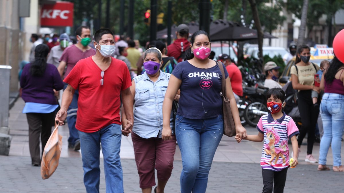 Las personas tienen que habituarse al uso de las mascarillas, lavado de manos y al distanciamiento social para convivir con la pandemia de la Covid-19.