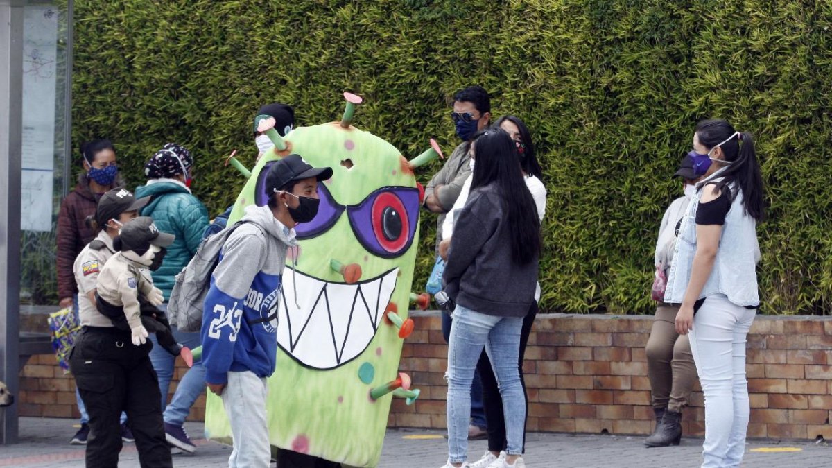 La Policía Nacional hace campañas sobre el coronavirus en Quito