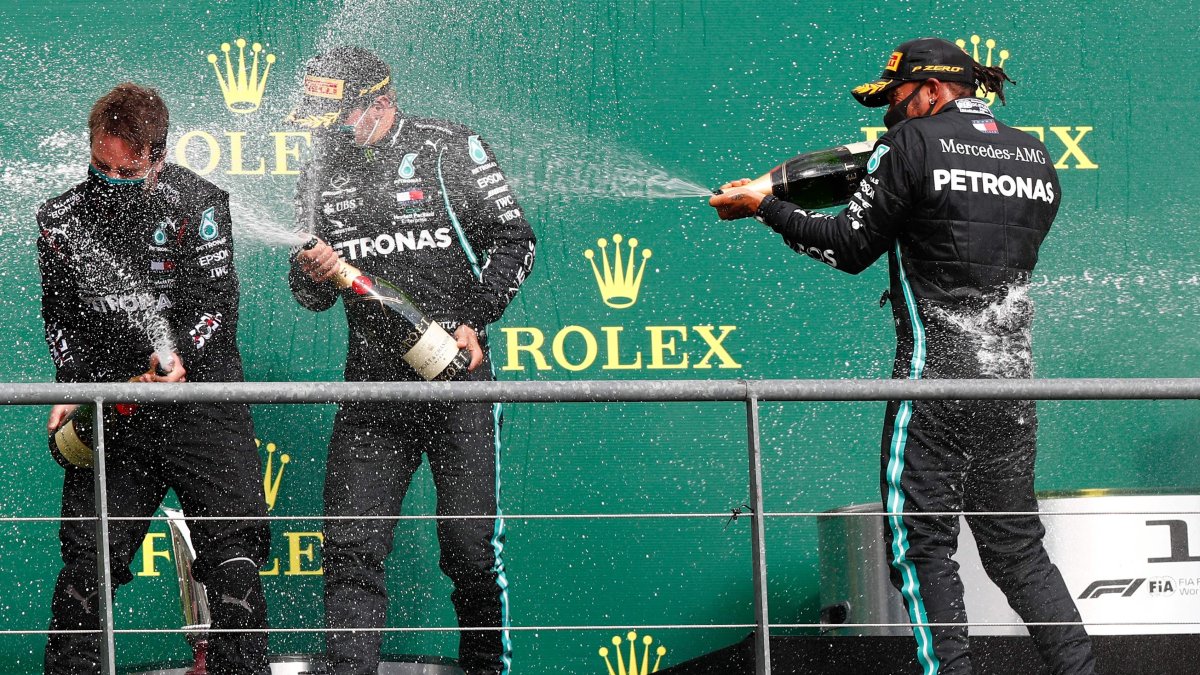 Lewis Hamilton (d) encabezando el festejo de Mercedes, la imagen más repetida en la atípica temporada 2020 de la fórmula 1.