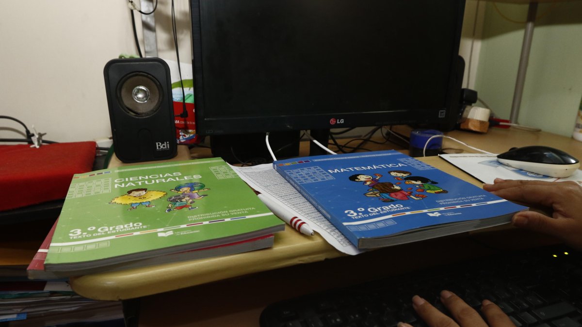 Las computadoras de los maestros estuvieron apagadas por falta de dinero para cancelar el internet.