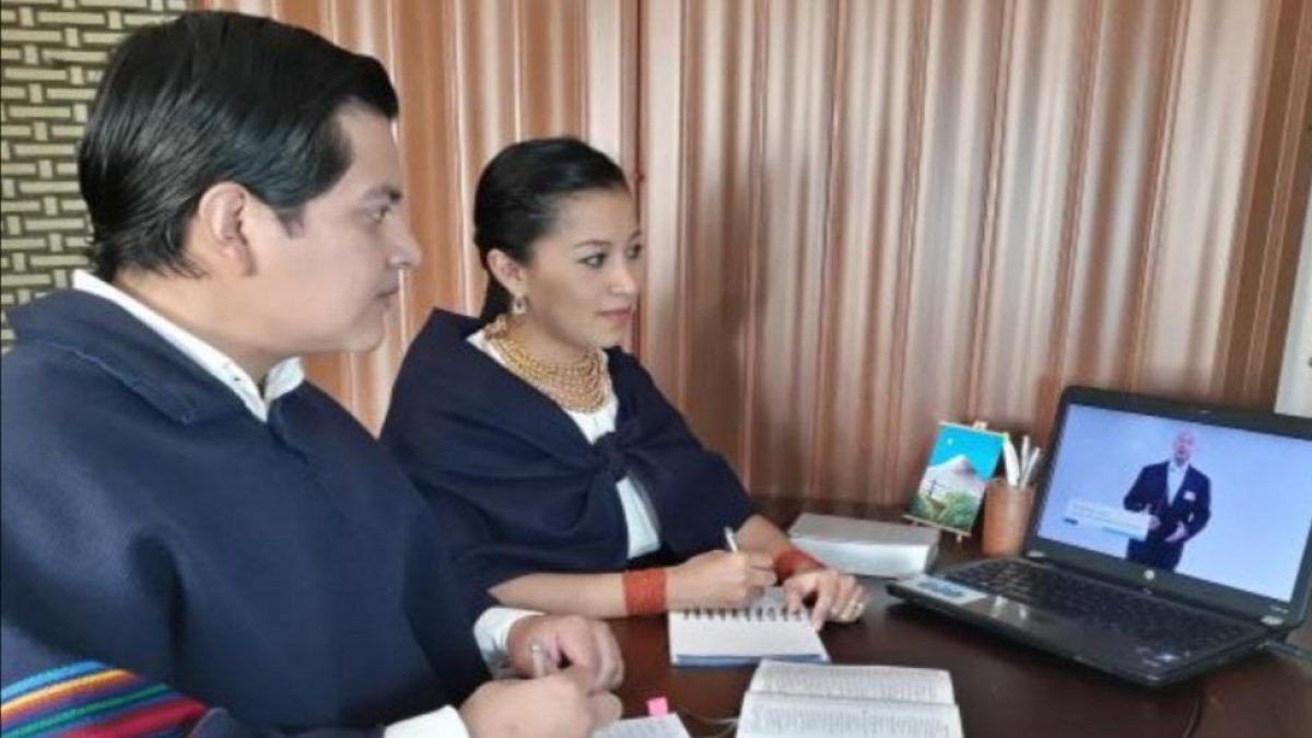 Una pareja de testigos de Jehová ven el programa de la asamblea “¡Alégrense siempre!”.