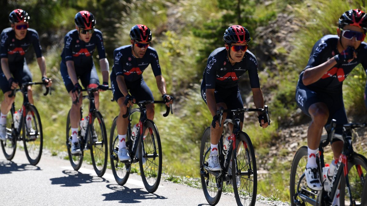 Richard Carapaz (d) se ubica a dos minutos y seis segundos del líder del Tour de Francia.