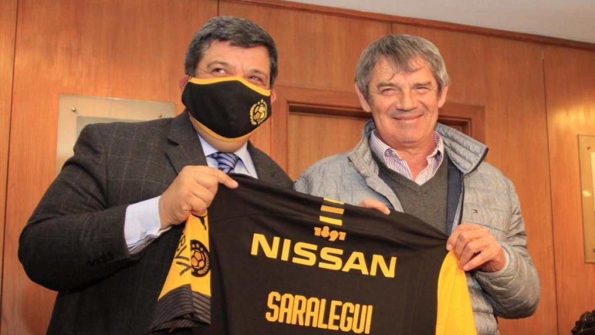 Mario Saralegui (d), durante su presentación oficial como nuevo estratega del cuadro aurinegro.