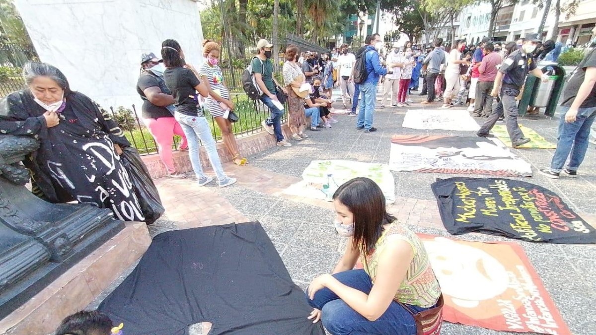 Hecho. Instante en el que los participantes de la protesta preparaban los carteles para la marcha.