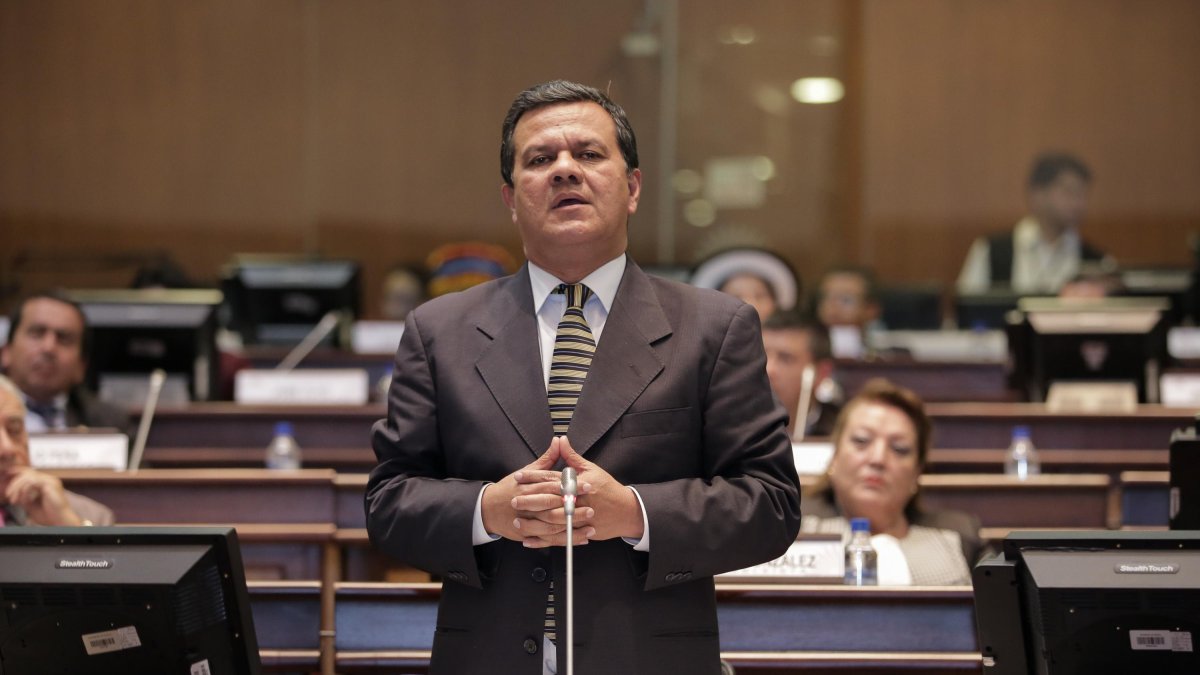 El legislador Eliseo Azuero tiene orden de prisión preventiva. La Policía aún no logra dar con su ubicación.