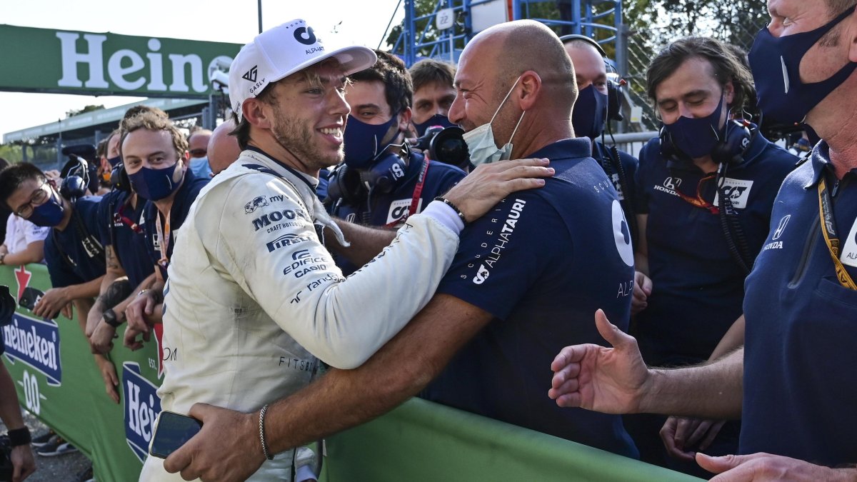 Pierre Gasly festejó esta histórica victoria con los otros integrantes de la escudería.