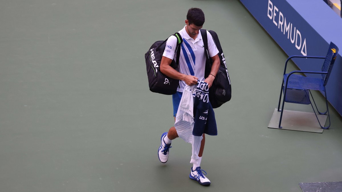 Notablemente afligido salió el domingo Djokovic tras recibir el anuncio de su descalificación por el suceso