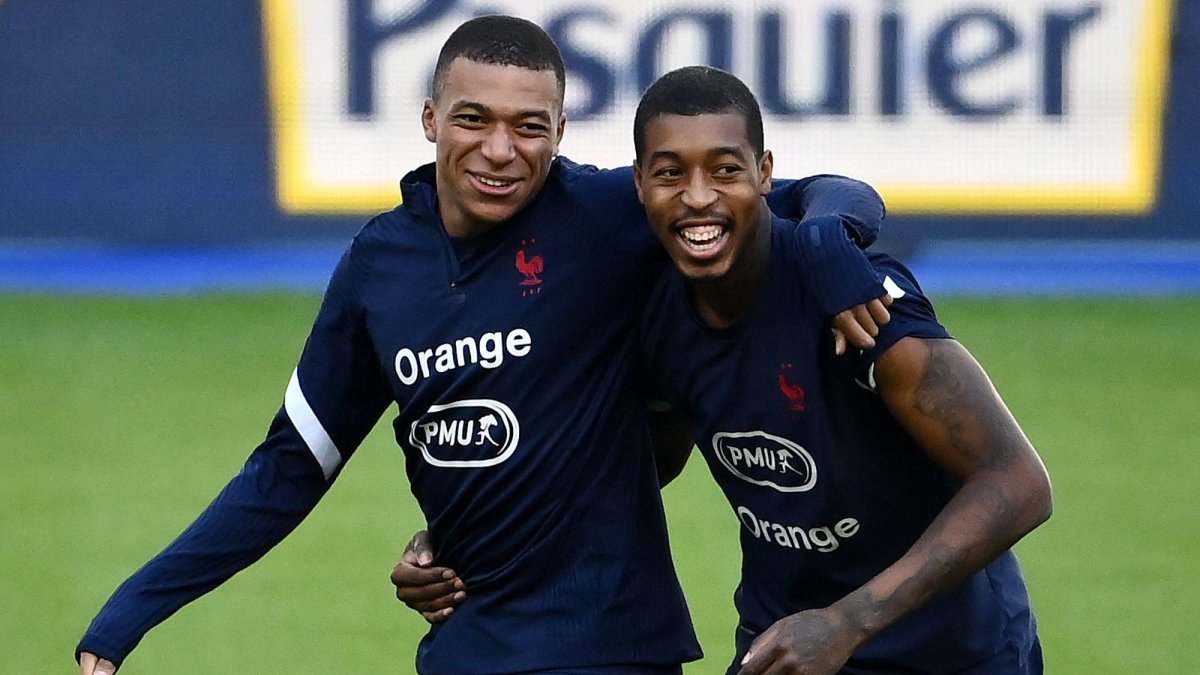 Kylian Mbappé (i) compartiendo junto a Presnel Kimpembe (d) durante la práctica de este lunes, antes de conocer su positivo.