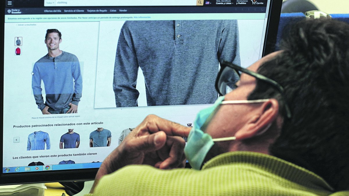 Cliente. Un consumidor piensa si la página donde quiere comprar es la oficial, se asegura para no ser estafado.