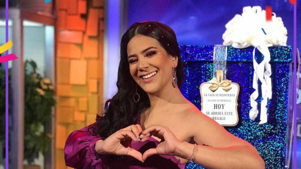 Michela ingresó al estudio del canal en una caja de regalo.