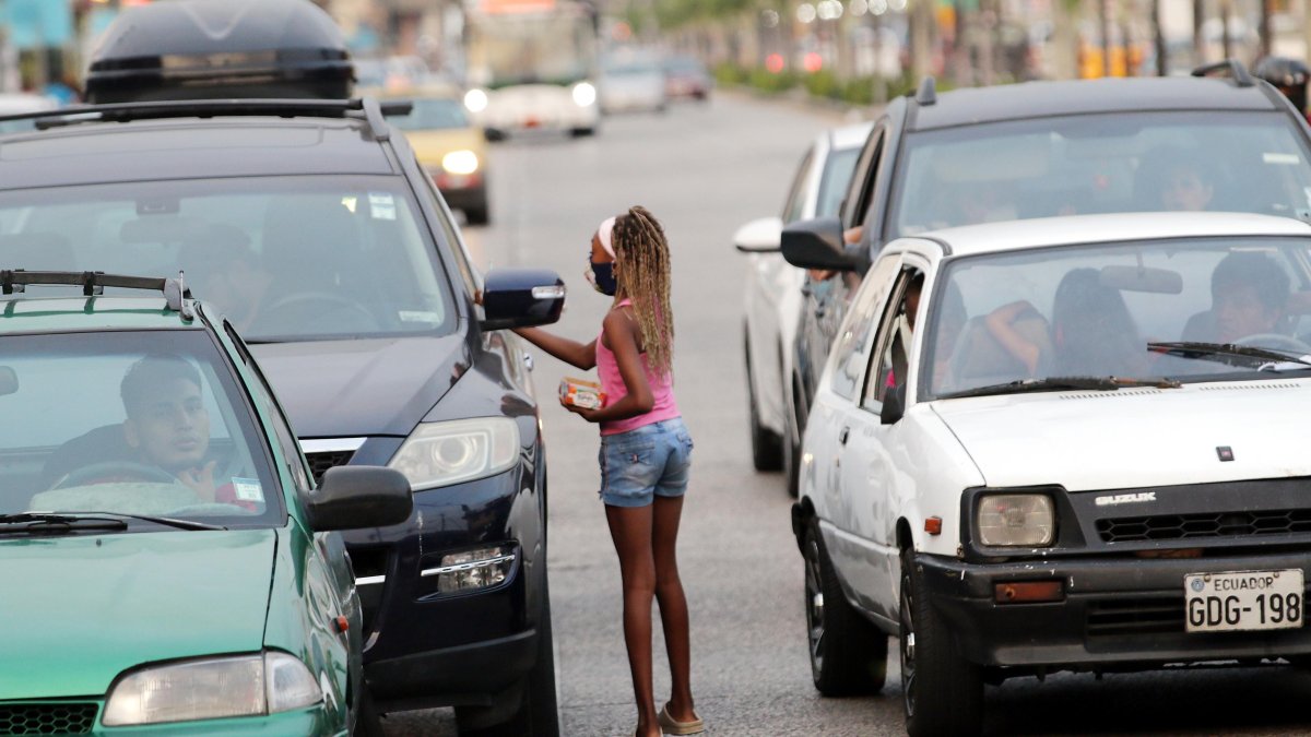 Los niños trabajan vendiendo caramelos, frutas, bebidas, limpiando parabrisas y también mendigan.

FECHA : 07/09/2020 

Agencia (ag-extra)