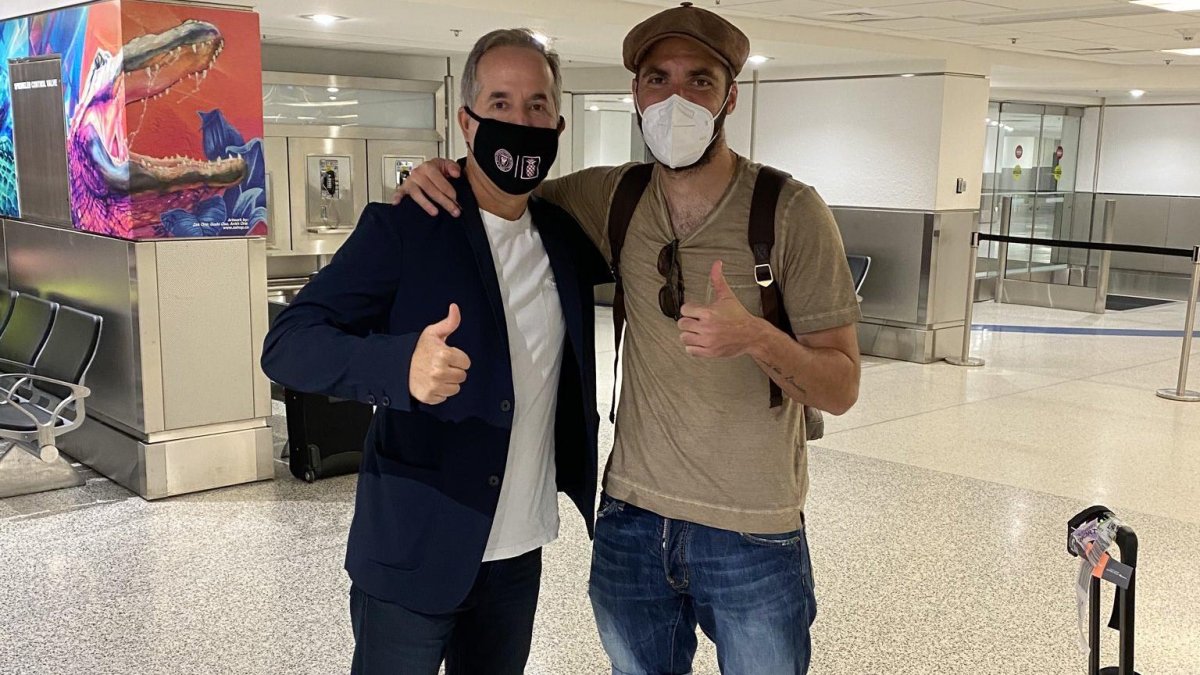 El emblemático jugador argentino posa a su arribo al aeropuerto internacional de 