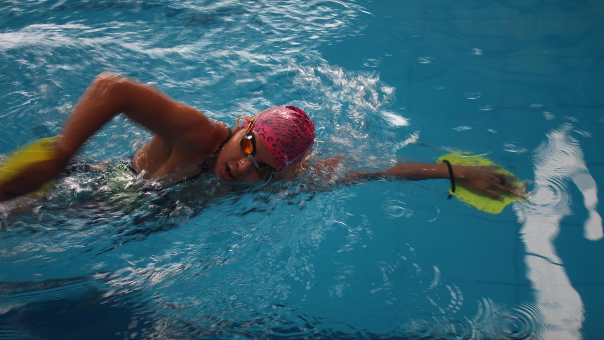 Regreso. Marcela volvió a las piletas oficiales hace pocos días. Antes se buscó la forma de hacer lo mismo, pero desde casa, incluso competir y ubicarse entre las mejores de América.