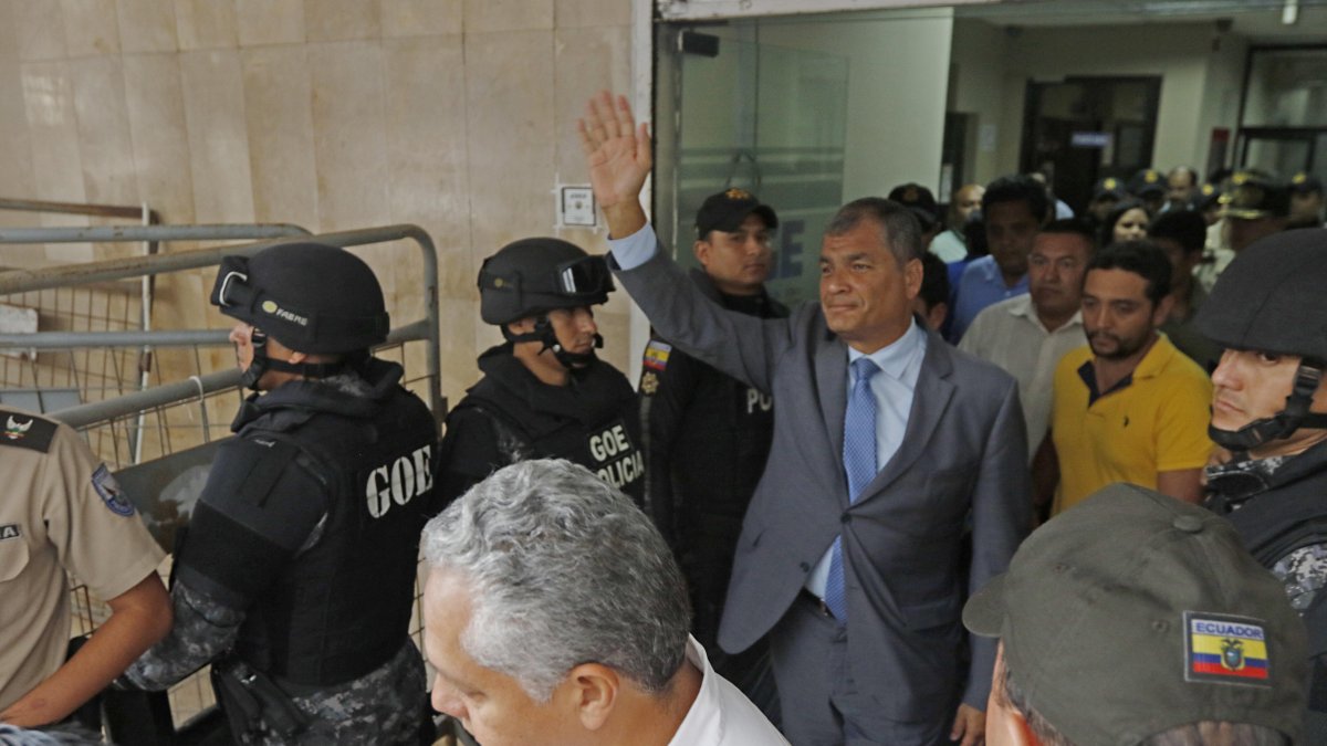 El expresidente Rafael Correa a la salida de la Fiscalía del Guayas tras rendir su versión por el caso Petrochina, en 2018.