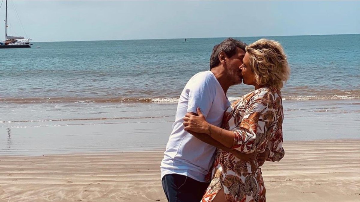 La pareja se da un beso en la playa.
