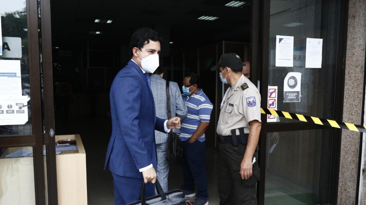 Alfredo Arboleda, abogado de los hermanos Bucaram, a su llegada a la audiencia de caución.