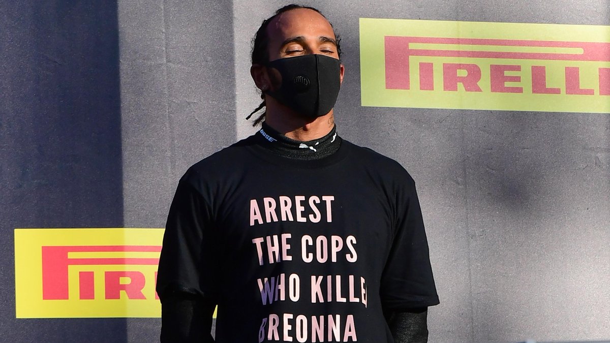 Lewis Hamilton ganó su sexta carrera de la temporada en Mugello y exhibió un mensaje en su celebración.