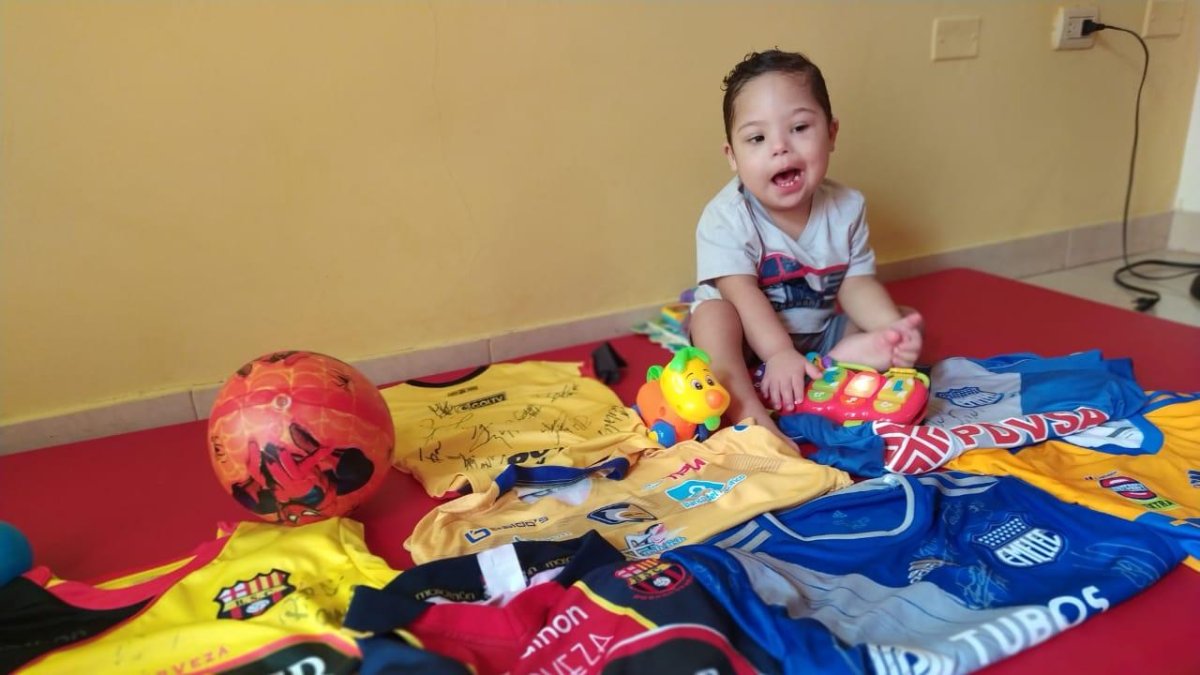 El pequeño Joaquín sufre un problema inguinal y necesita ser operado lo más pronto posible.