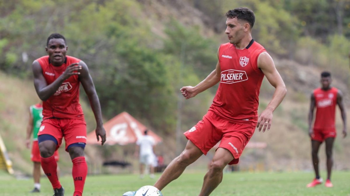 Emmanuel Martínez (d), volante de Barcelona, seguirá en el conjunto canario.