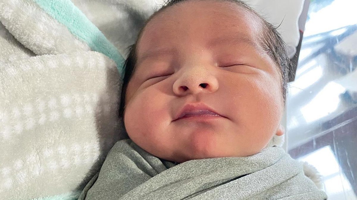 El recién nacido pesó 8 libras.