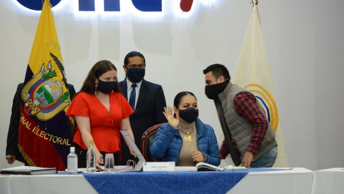 El CNE se reunió de forma presencial, luego de seis meses de sesiones virtuales. Acudieron tres de los cinco integrantes del organismo.