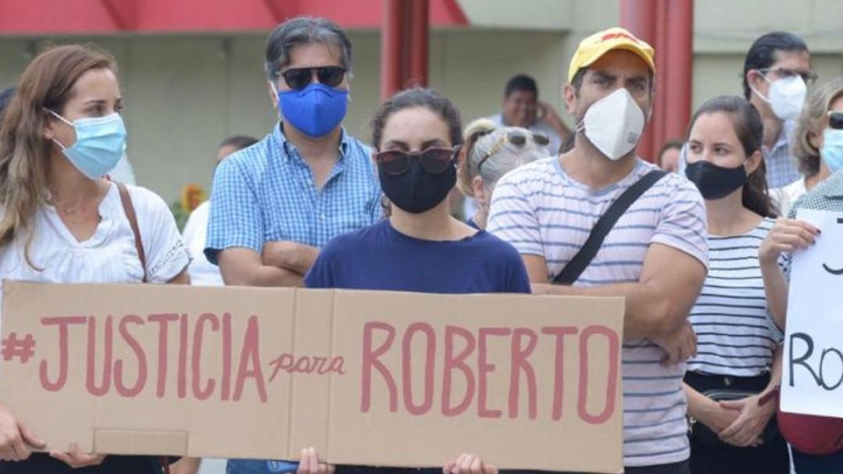 Parientes de Roberto malta realizaron un plantón pacífico previo a la audiencia de reformulación de cargos, donde se dictó prosión para la sospechosa