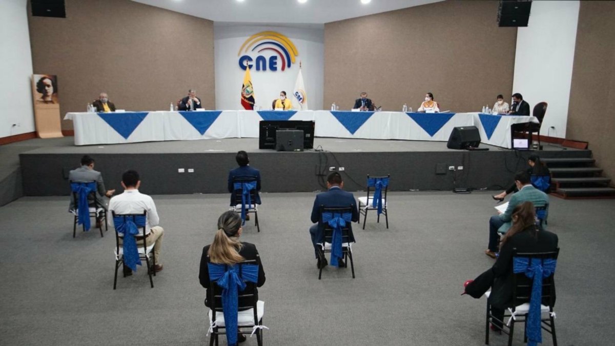 Los cinco consejeros sesionaron todos por primera vez de manera presencial desde el inicio de la pandemia.