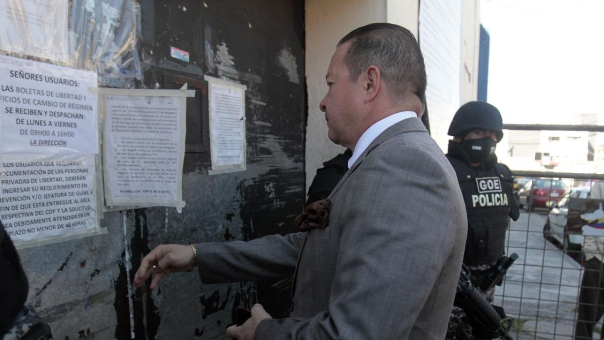 Defensa. Luigi García durante una visita al procesado Daniel Salcedo.
