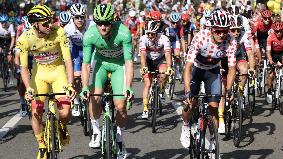 Richard Carapaz (derecha) está a la altura de Tadej Pogacar (izquierda), Sam Bennetty toda la élite del ciclismo mundial