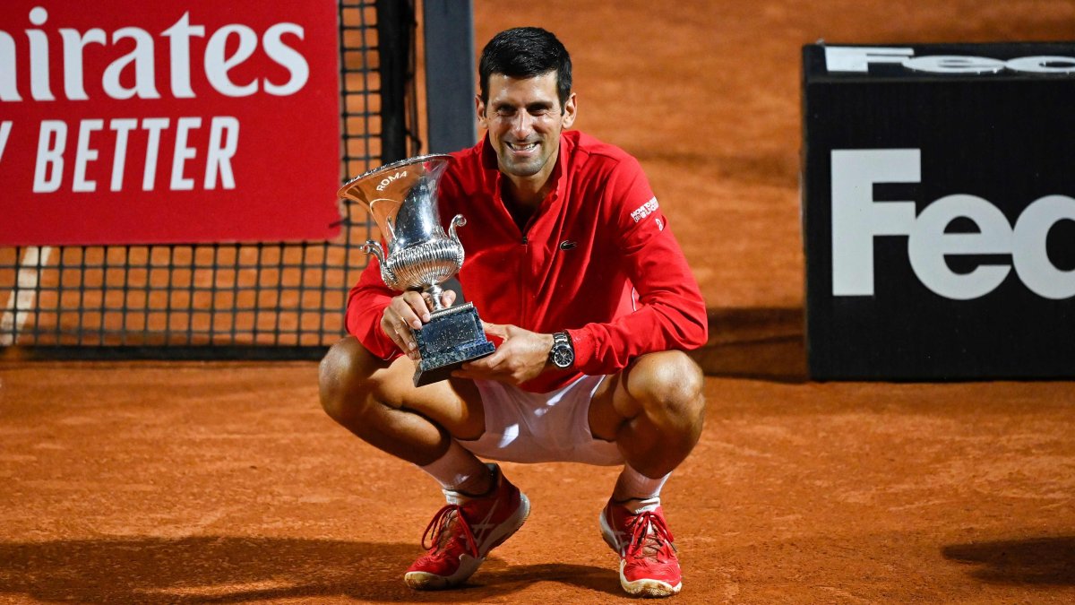 El serbio celbra con trofeo en mano tras doblegar en la final por 7-5 y 6-3 al argentino Diego Schwartzman.