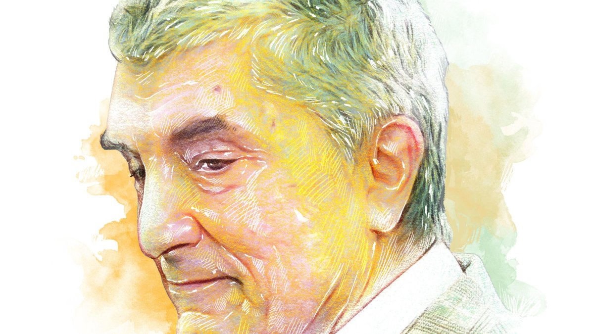 Arosemena es administrador de empresas e historiador. Ha escrito más de cuarenta libros.